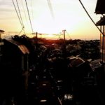 夕陽とマンホール｜リキマルラボ
