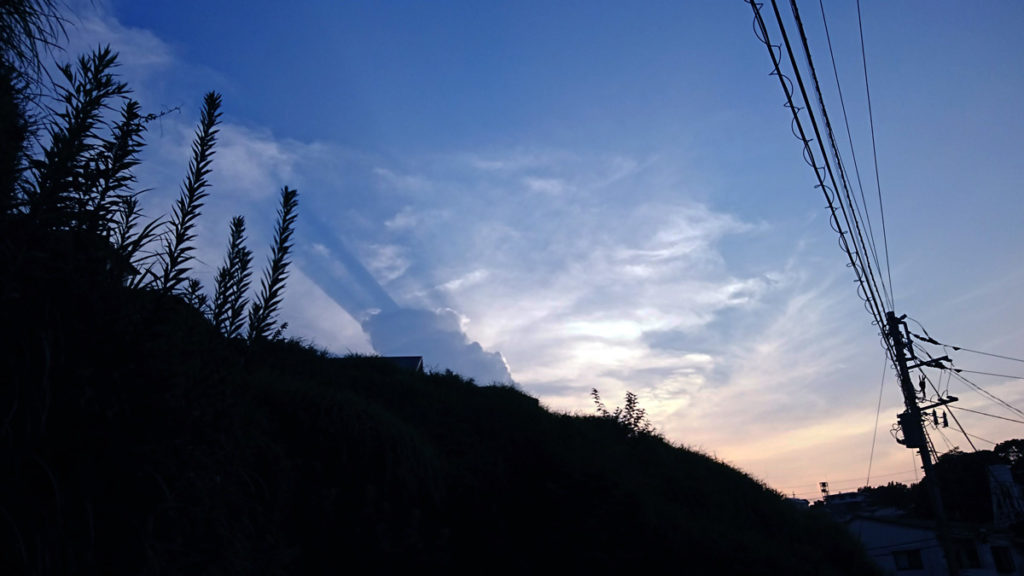 雲、夕空に横たわる｜リキマルラボ